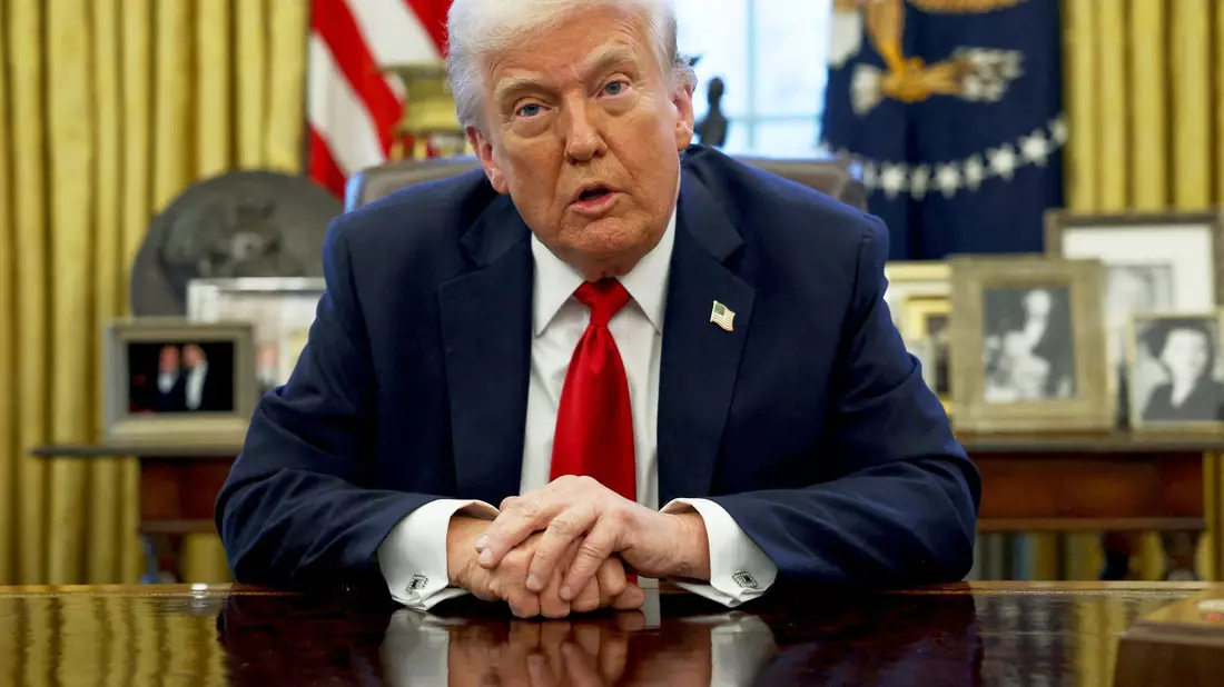 Trump macht eine folgenreiche Zollankündigung.  - Bild: -/Pool via AP/dpa