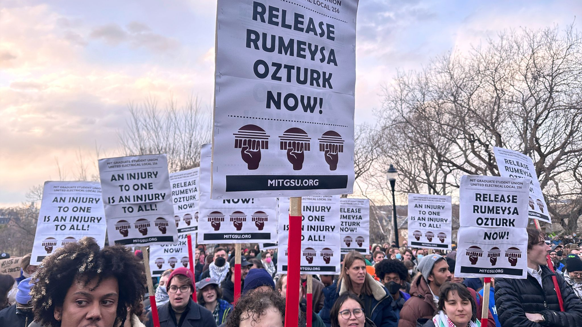 Proteste gegen Festnahme von türkischer Studentin. - Foto: Michael Casey/AP/dpa