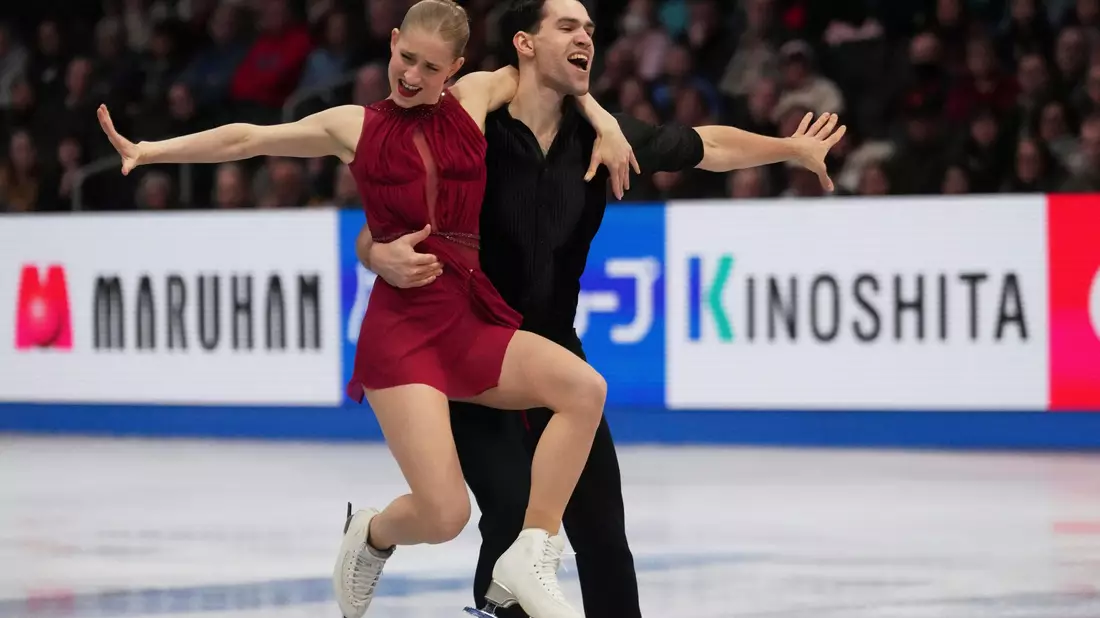 Minerva Hase und Nikita Wolodin haben es bei der Eiskunstlauf-WM aufs Treppchen geschafft. - Bild: Charles Krupa/AP/dpa