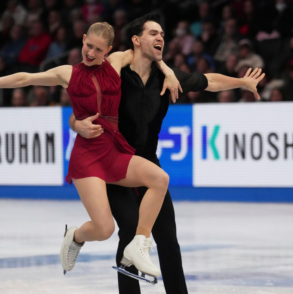 Minerva Hase und Nikita Wolodin haben es bei der Eiskunstlauf-WM aufs Treppchen geschafft. - Foto: Charles Krupa/AP/dpa