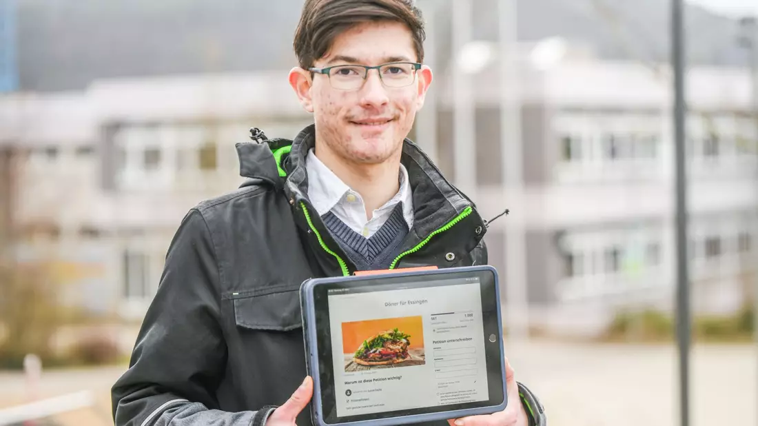 In einer Petition hat Lucas Fuchs rund 580 Unterschriften für einen Dönerstand in Essingen gesammelt.  - Bild: Jason Tschepljakow/dpa