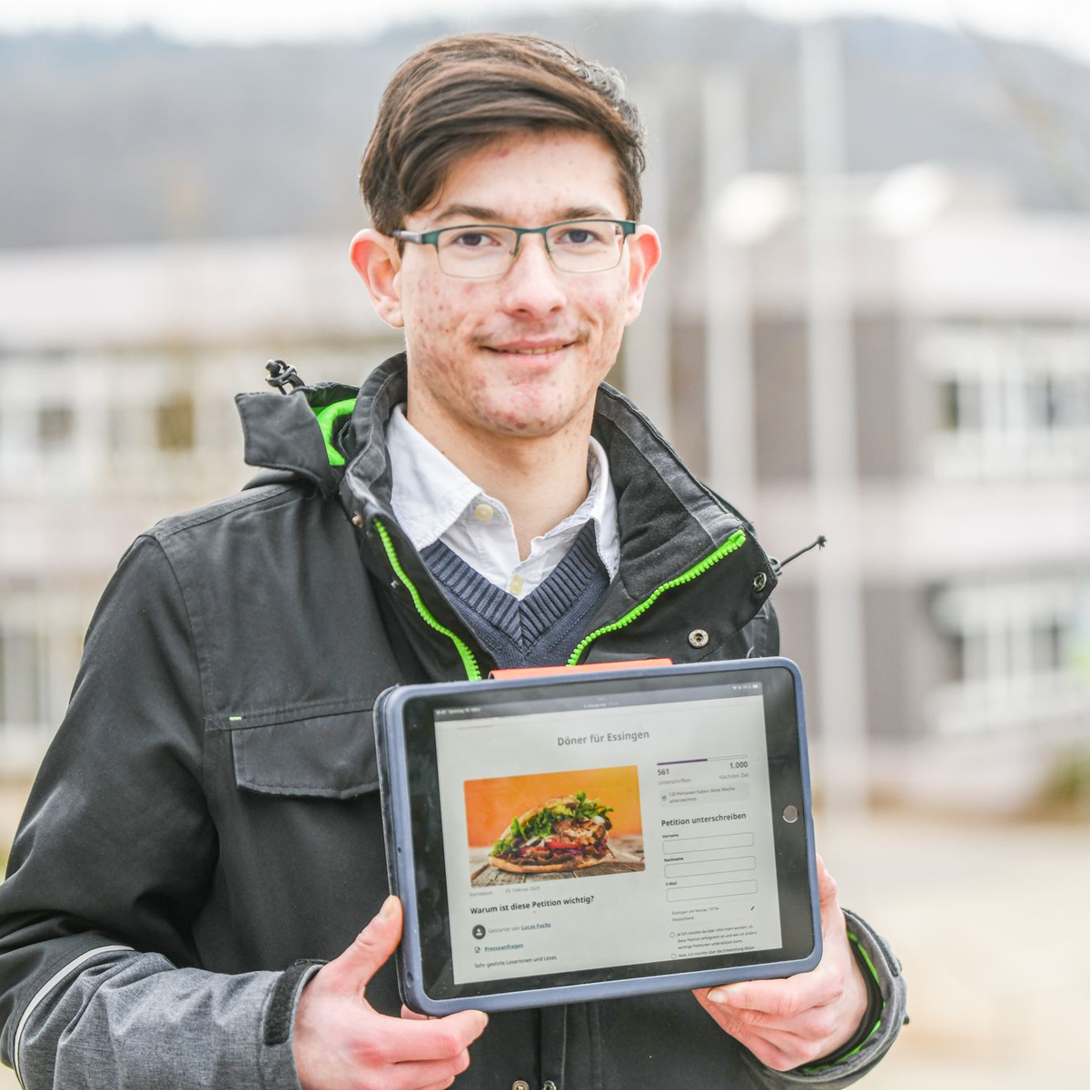 In einer Petition hat Lucas Fuchs rund 580 Unterschriften für einen Dönerstand in Essingen gesammelt.  - Foto: Jason Tschepljakow/dpa