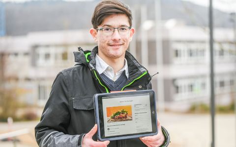 In einer Petition hat Lucas Fuchs rund 580 Unterschriften für einen Dönerstand in Essingen gesammelt.  - Foto: Jason Tschepljakow/dpa