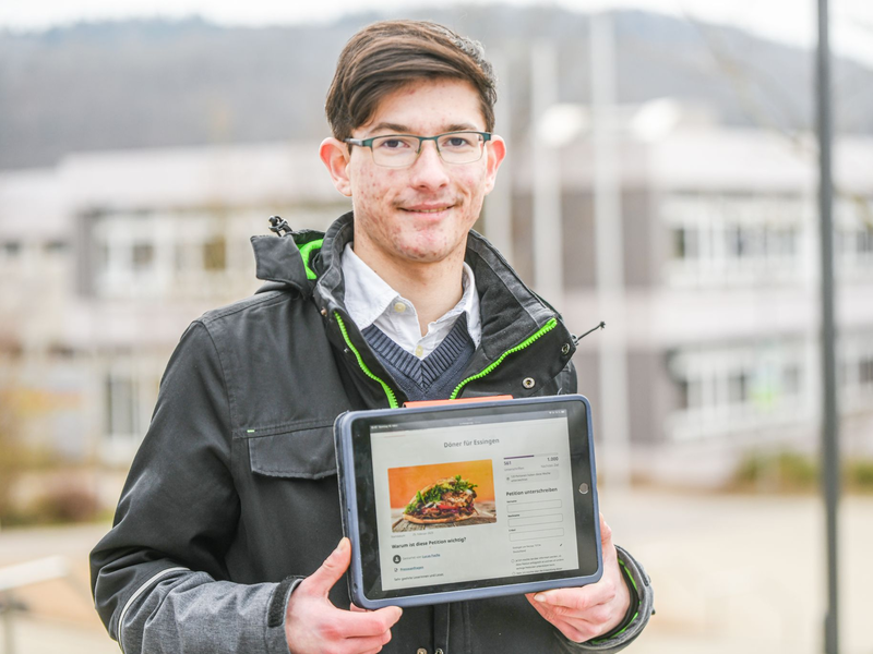 In einer Petition hat Lucas Fuchs rund 580 Unterschriften für einen Dönerstand in Essingen gesammelt.  - Foto: Jason Tschepljakow/dpa