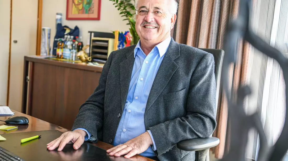 Essingens Bürgermeister Wolfgang Hofer unterstützt die Initiative von Lucas Fuchs für einen Dönerladen in der Gemeinde. - Bild: Jason Tschepljakow/dpa