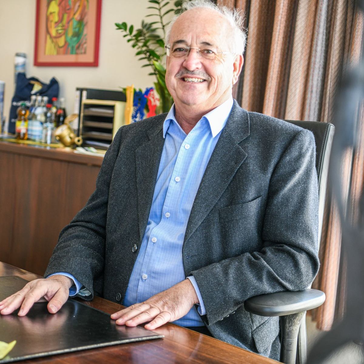 Essingens Bürgermeister Wolfgang Hofer unterstützt die Initiative von Lucas Fuchs für einen Dönerladen in der Gemeinde. - Foto: Jason Tschepljakow/dpa