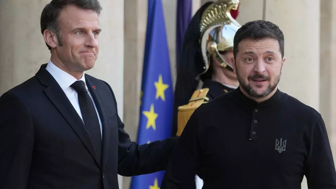Präsident Macron stimmt sich hinsichtlich der Unterstützung der Ukraine eng mit Präsident Selenskyj ab. - Bild: Thibault Camus/AP/dpa