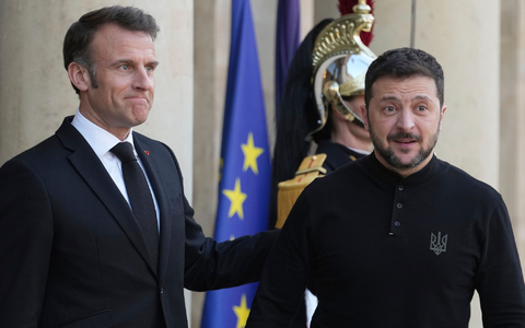Präsident Macron stimmt sich hinsichtlich der Unterstützung der Ukraine eng mit Präsident Selenskyj ab. - Foto: Thibault Camus/AP/dpa