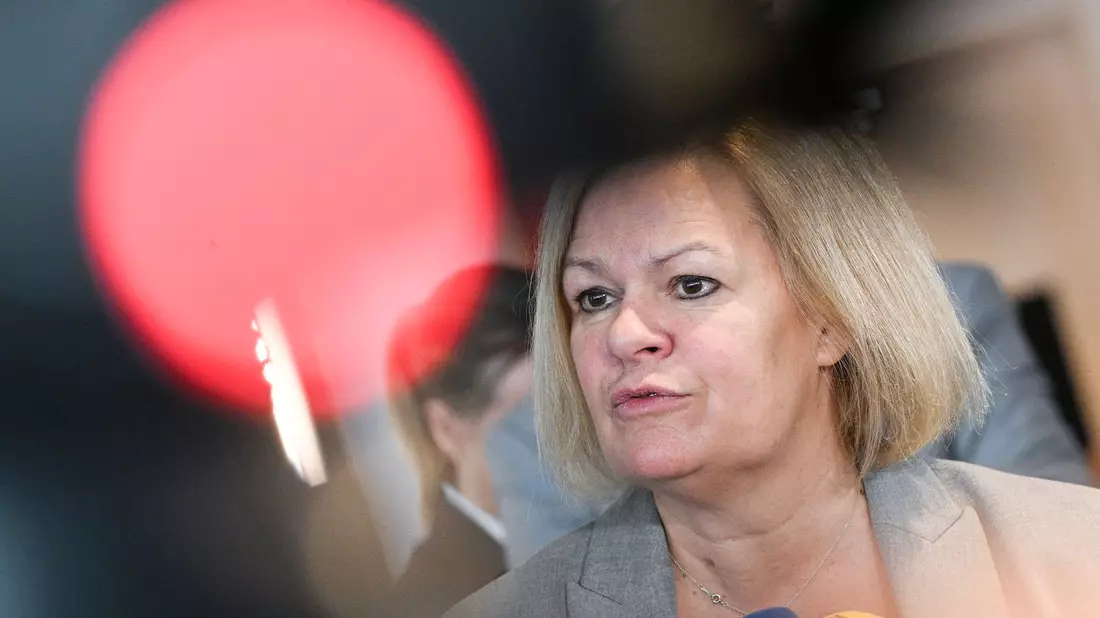 Nancy Faeser wird wohl nicht Innenministerin bleiben, hat aber trotzdem gute Chancen auf einen Kabinettsposten. (Archivbild) - Bild: Jens Kalaene/dpa