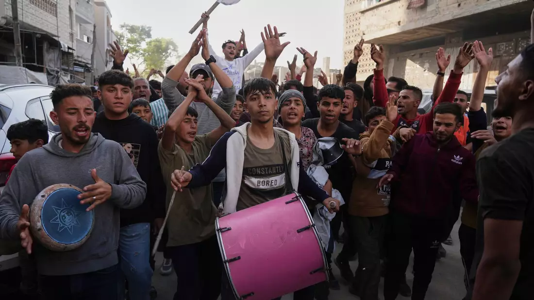 Die Demonstranten rufen auch Slogans gegen die Hamas.  - Bild: Jehad Alshrafi/AP/dpa