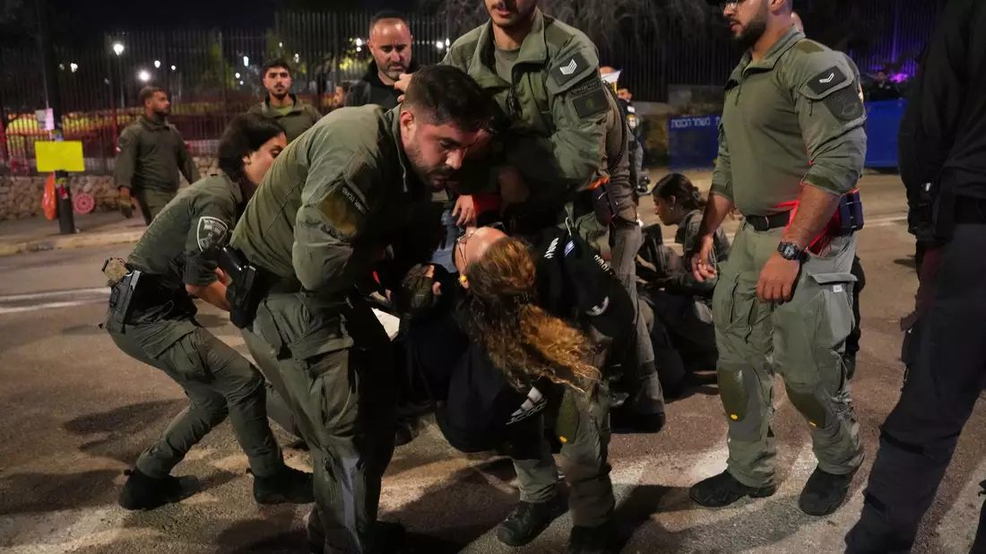 Auch in Israel wird demonstriert - gegen die rechts-religiöse Regierung von Netanjahu.  - Bild: Ohad Zwigenberg/AP/dpa