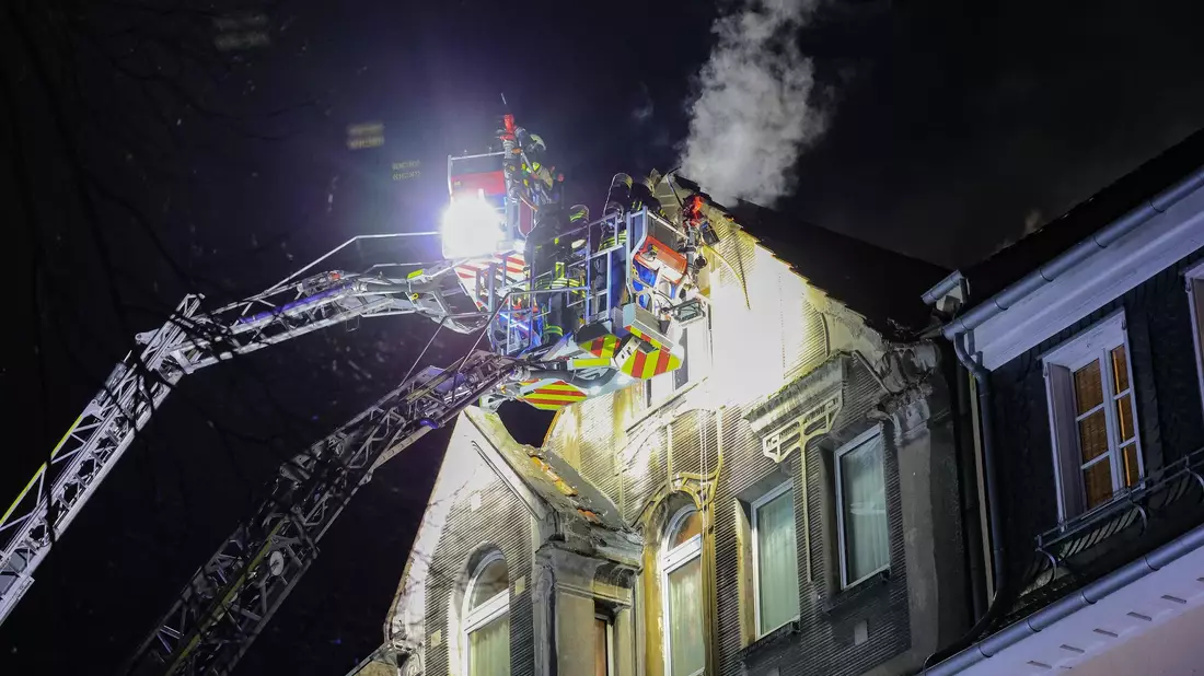 Zwei Menschen starben bei einem Brand in Leverkusen. - Bild: Gianni Gattus/dpa