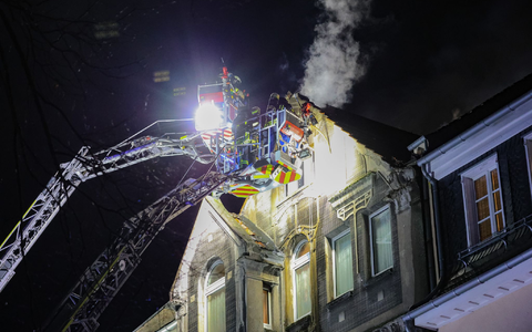 Zwei Menschen starben bei einem Brand in Leverkusen. - Foto: Gianni Gattus/dpa