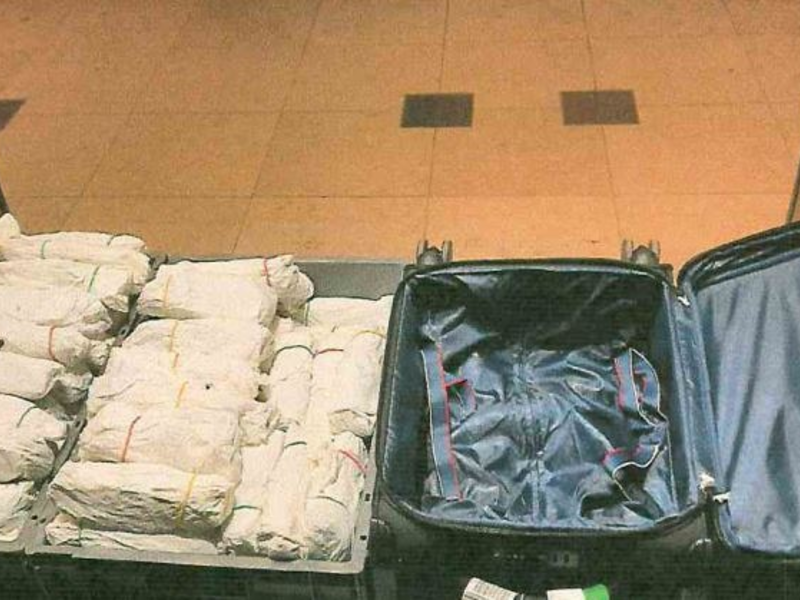 HZA-P: Herrenloser Koffer am Flughafen BER beschäftigt den Zoll /Grund dafür ist der Inhalt: 20 Kilogramm Kathblätter zu 89 Bündeln gewickelt - Foto: presseportal.de