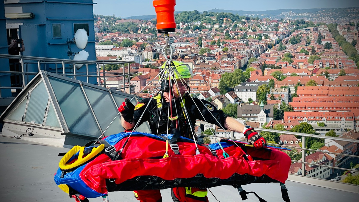 FW Stuttgart: Aktuelle Übung: Polizeihubschrauberstaffel und Höhenretter der Berufsfeuerwehr Stuttgart üben am Steinbruch Erkenbrechtsweiler - Foto: presseportal.de