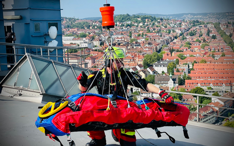 FW Stuttgart: Aktuelle Übung: Polizeihubschrauberstaffel und Höhenretter der Berufsfeuerwehr Stuttgart üben am Steinbruch Erkenbrechtsweiler - Foto: presseportal.de