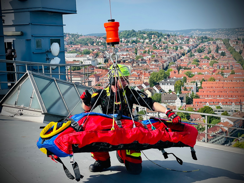 FW Stuttgart: Aktuelle Übung: Polizeihubschrauberstaffel und Höhenretter der Berufsfeuerwehr Stuttgart üben am Steinbruch Erkenbrechtsweiler - Foto: presseportal.de