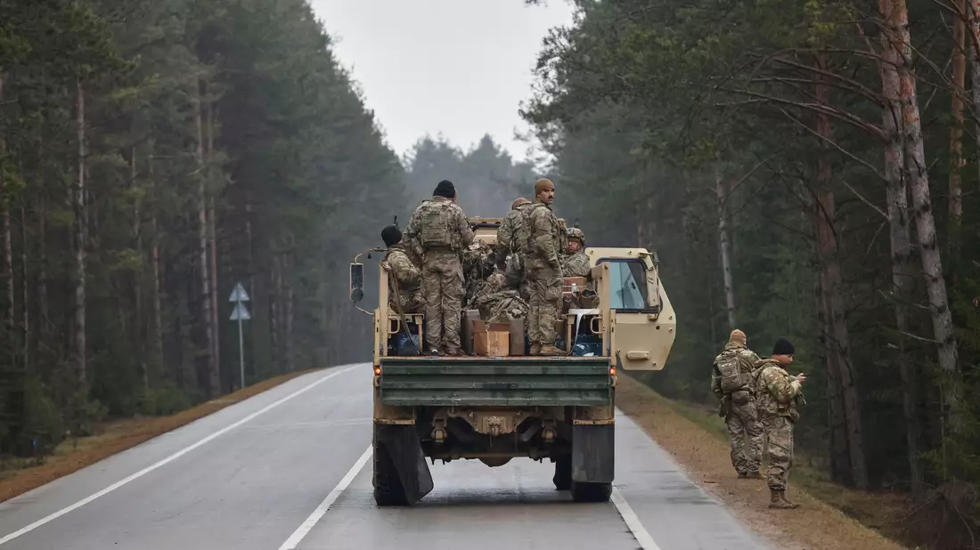 Um den Einsatz zu erleichtern, haben die Helfer nach Angaben der US-Streitkräfte das sumpfige Areal um den georteten Standort des Fahrzeugs trockengelegt.  - Bild: Mindaugas Kulbis/AP/dpa