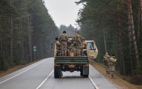 Laut Litauens Armeechef Vaiksnoras ist die Such- und Bergungsaktion technisch sehr komplex und findet in einem Sumpfgebiet statt, das noch trockengelegt wird. - Foto: Mindaugas Kulbis/AP/dpa Laut Litauens Armeechef Vaiksnoras ist die Such- und Bergungsaktion technisch sehr komplex und findet in einem Sumpfgebiet statt, das noch trockengelegt wird. - Foto: Mindaugas Kulbis/AP/dpa