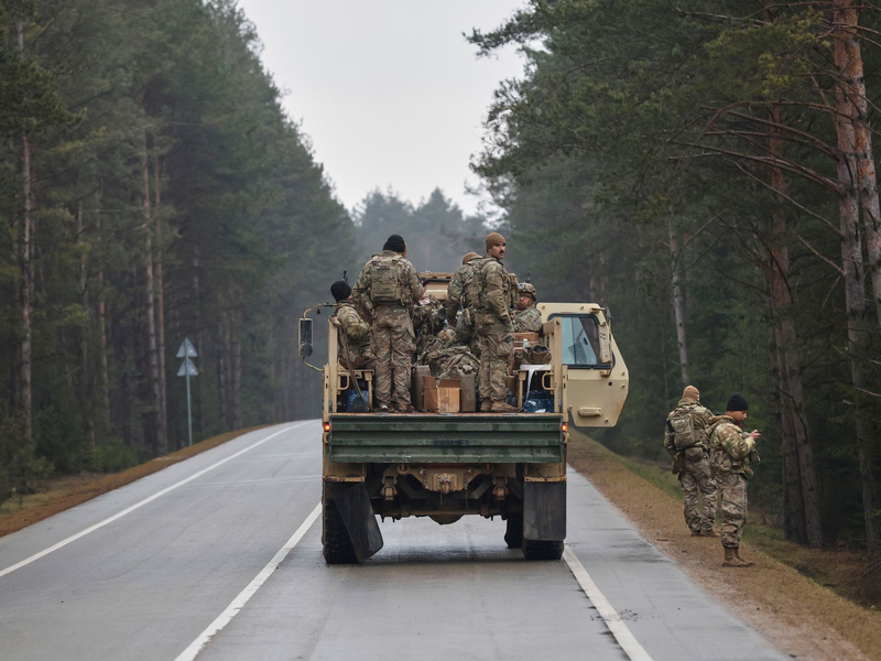 Laut Litauens Armeechef Vaiksnoras ist die Such- und Bergungsaktion technisch sehr komplex und findet in einem Sumpfgebiet statt, das noch trockengelegt wird.  - Foto: Mindaugas Kulbis/AP/dpa