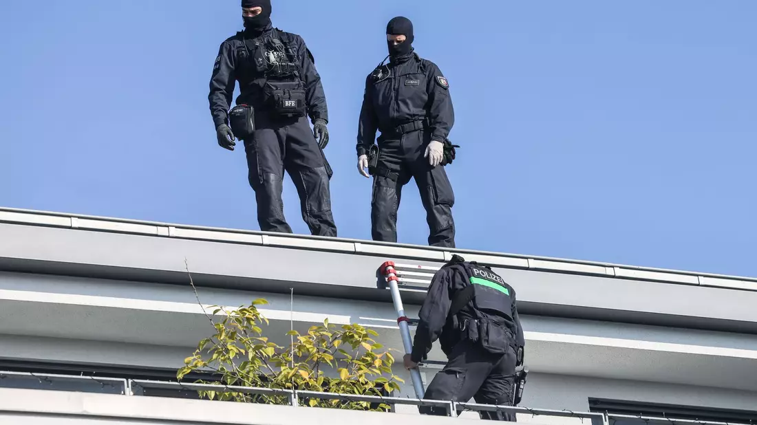 Mehr als 30 Wohn- und Gewerbeobjekte haben Einsatzkräfte im Kampf gegen organisierte Kriminalität in mehreren europäischen Ländern durchsucht. - Bild: Oliver Berg/dpa