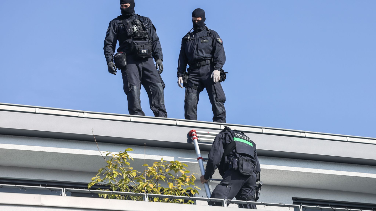 Mehr als 30 Wohn- und Gewerbeobjekte haben Einsatzkräfte im Kampf gegen organisierte Kriminalität in mehreren europäischen Ländern durchsucht. - Foto: Oliver Berg/dpa