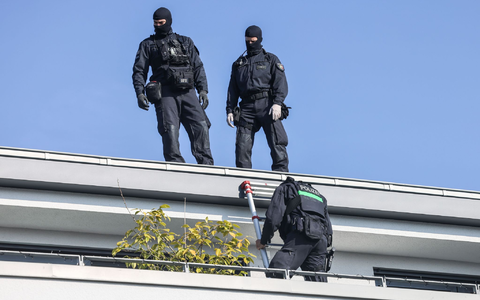 Mehr als 30 Wohn- und Gewerbeobjekte haben Einsatzkräfte im Kampf gegen organisierte Kriminalität in mehreren europäischen Ländern durchsucht. - Foto: Oliver Berg/dpa