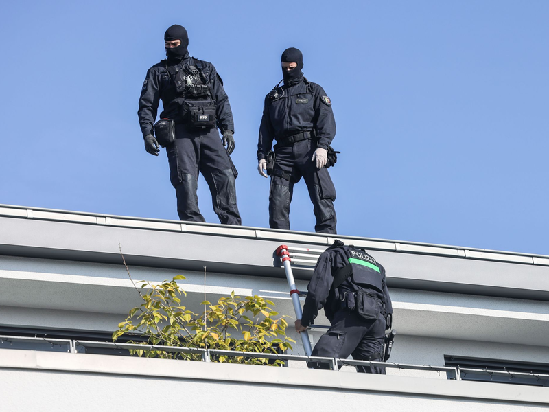 Mehr als 30 Wohn- und Gewerbeobjekte haben Einsatzkräfte im Kampf gegen organisierte Kriminalität in mehreren europäischen Ländern durchsucht. - Foto: Oliver Berg/dpa