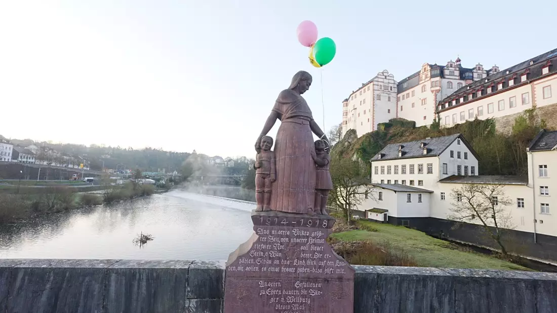 Die Suche nach dem vermissten Jungen geht weiter - auch am Fluss. - Bild: Thomas Frey/dpa