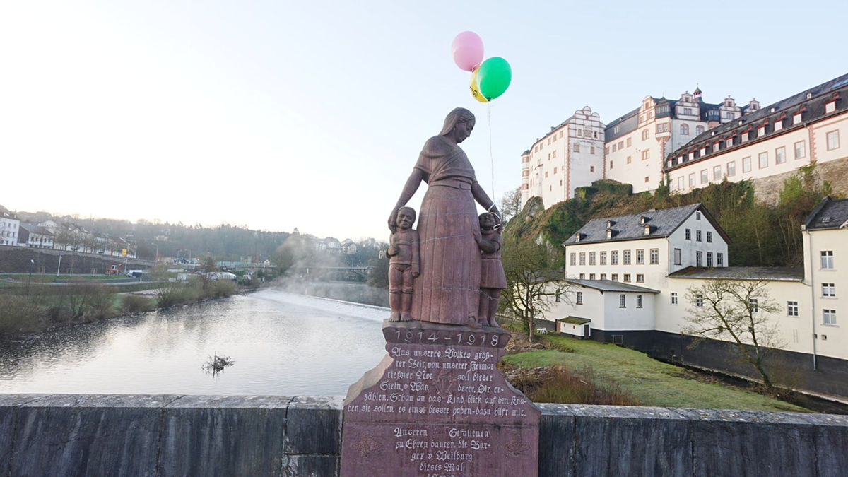 Anwohner und Angehörige bangen während der Suche um das Schicksal von Pawlows. - Foto: Thomas Frey/dpa