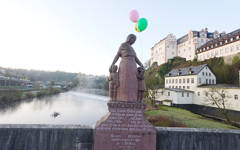Anwohner und Angehörige bangen während der Suche um das Schicksal von Pawlows. - Foto: Thomas Frey/dpa
