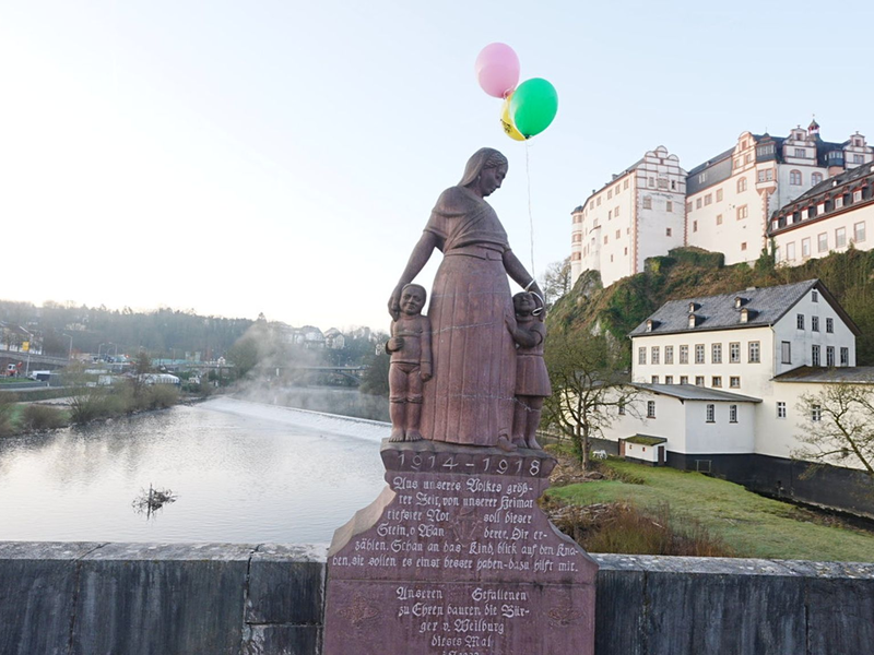 Anwohner und Angehörige bangen während der Suche um das Schicksal von Pawlows. - Foto: Thomas Frey/dpa