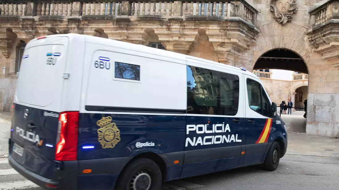 Ein Deutscher hat sich auf Mallorca in einem Prozess um die Ermordung eines Landsmanns für schuldig bekannt. Er wurde zu 18 Jahren Gefängnis und zur Zahlung einer Entschädigung in Höhe von 500.000 Euro an die Familie des Opfers verurteilt.  - Bild: Clara Margais/dpa