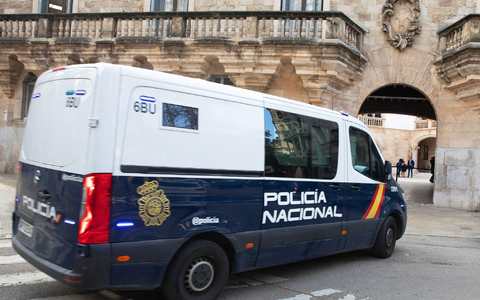 Ein Deutscher hat sich auf Mallorca in einem Prozess um die Ermordung eines Landsmanns fĂŒr schuldig bekannt. Er wurde zu 18 Jahren GefĂ€ngnis und zur Zahlung einer EntschĂ€digung in Höhe von 500.000 Euro an die Familie des Opfers verurteilt. - Foto: Clara Margais/dpa Ein Deutscher hat sich auf Mallorca in einem Prozess um die Ermordung eines Landsmanns fĂŒr schuldig bekannt. Er wurde zu 18 Jahren GefĂ€ngnis und zur Zahlung einer EntschĂ€digung in Höhe von 500.000 Euro an die Familie des Opfers verurteilt. - Foto: Clara Margais/dpa