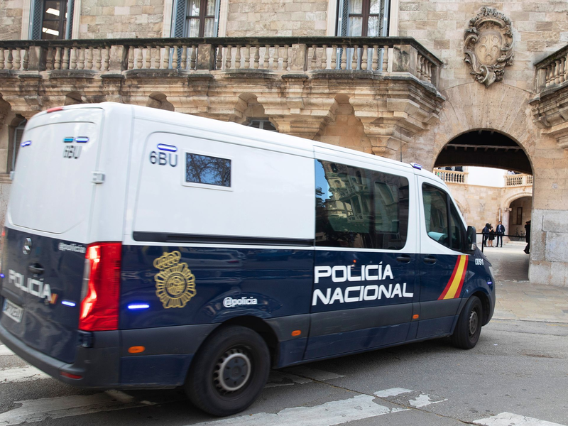 Ein Deutscher hat sich auf Mallorca in einem Prozess um die Ermordung eines Landsmanns für schuldig bekannt. Er wurde zu 18 Jahren Gefängnis und zur Zahlung einer Entschädigung in Höhe von 500.000 Euro an die Familie des Opfers verurteilt.  - Foto: Clara Margais/dpa