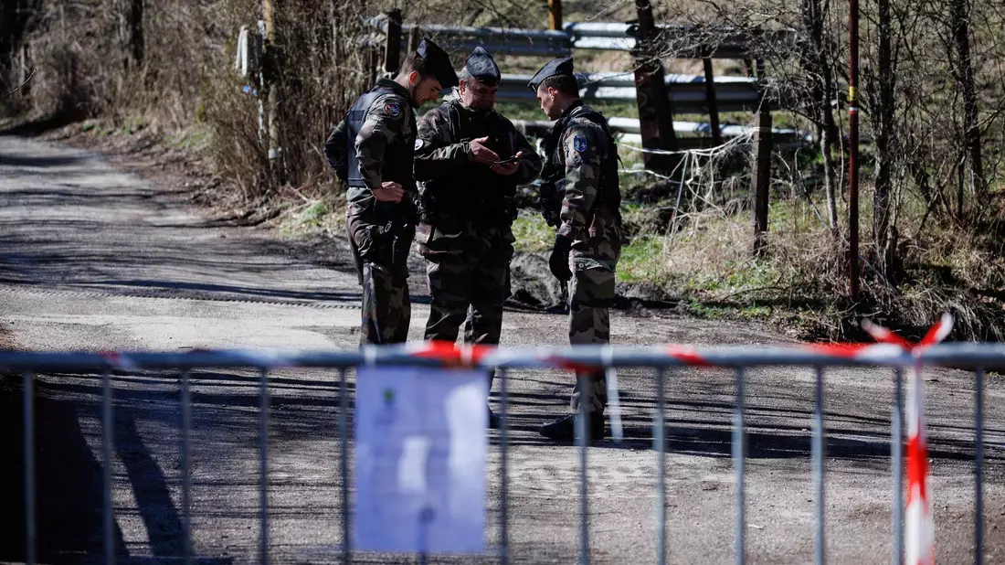 Einsatzkräfte suchten mit einem Großaufgebot nach dem verschwundenen Jungen. (Archivbild) - Bild: Clement Mahoudeau/AFP/dpa