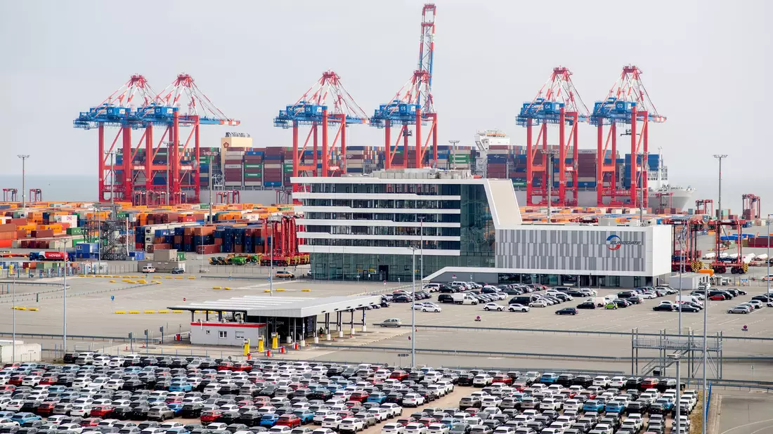 Zölle machen Autos aus Deutschland in den USA deutlich teurer.  - Bild: Hauke-Christian Dittrich/dpa