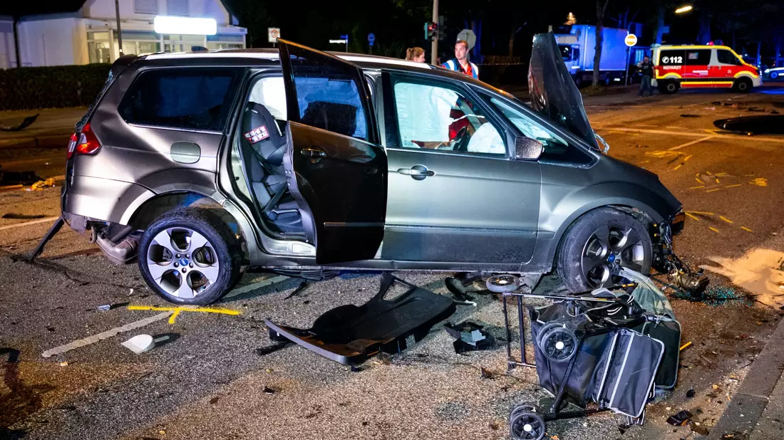 Bei dem Unfall in Hamburg-Billstedt wurde ein Zweijähriger tödlich verletzt. (Archivbild) - Bild: Daniel Bockwoldt/dpa