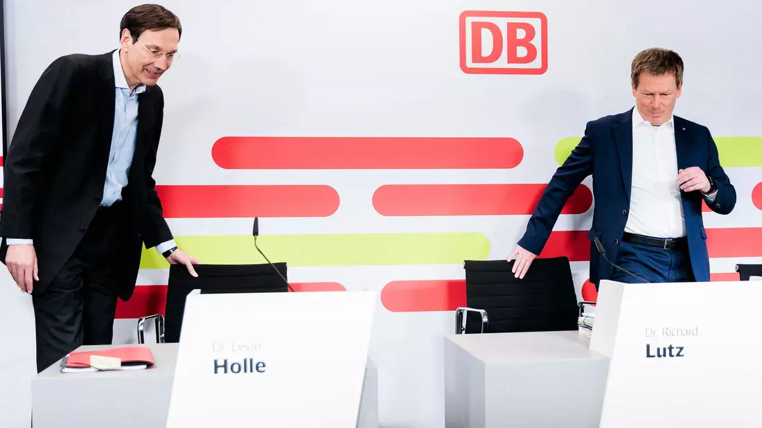 Für Richard Lutz könnte es die letzte Jahresbilanz-Pressekonferenz als Bahnchef gewesen sein.  - Bild: Carsten Koall/dpa