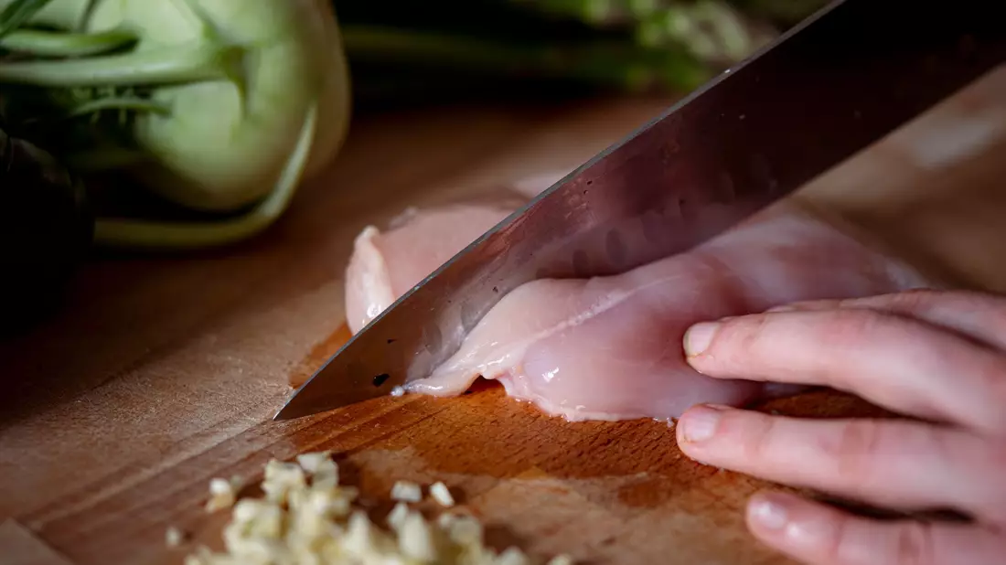 Geflügelfleisch wurde laut BZL 2024 günstiger angeboten als im Vorjahr. - Bild: Fabian Sommer/dpa