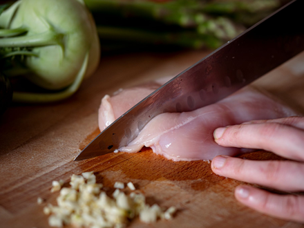 Geflügelfleisch wurde laut BZL 2024 günstiger angeboten als im Vorjahr. - Foto: Fabian Sommer/dpa