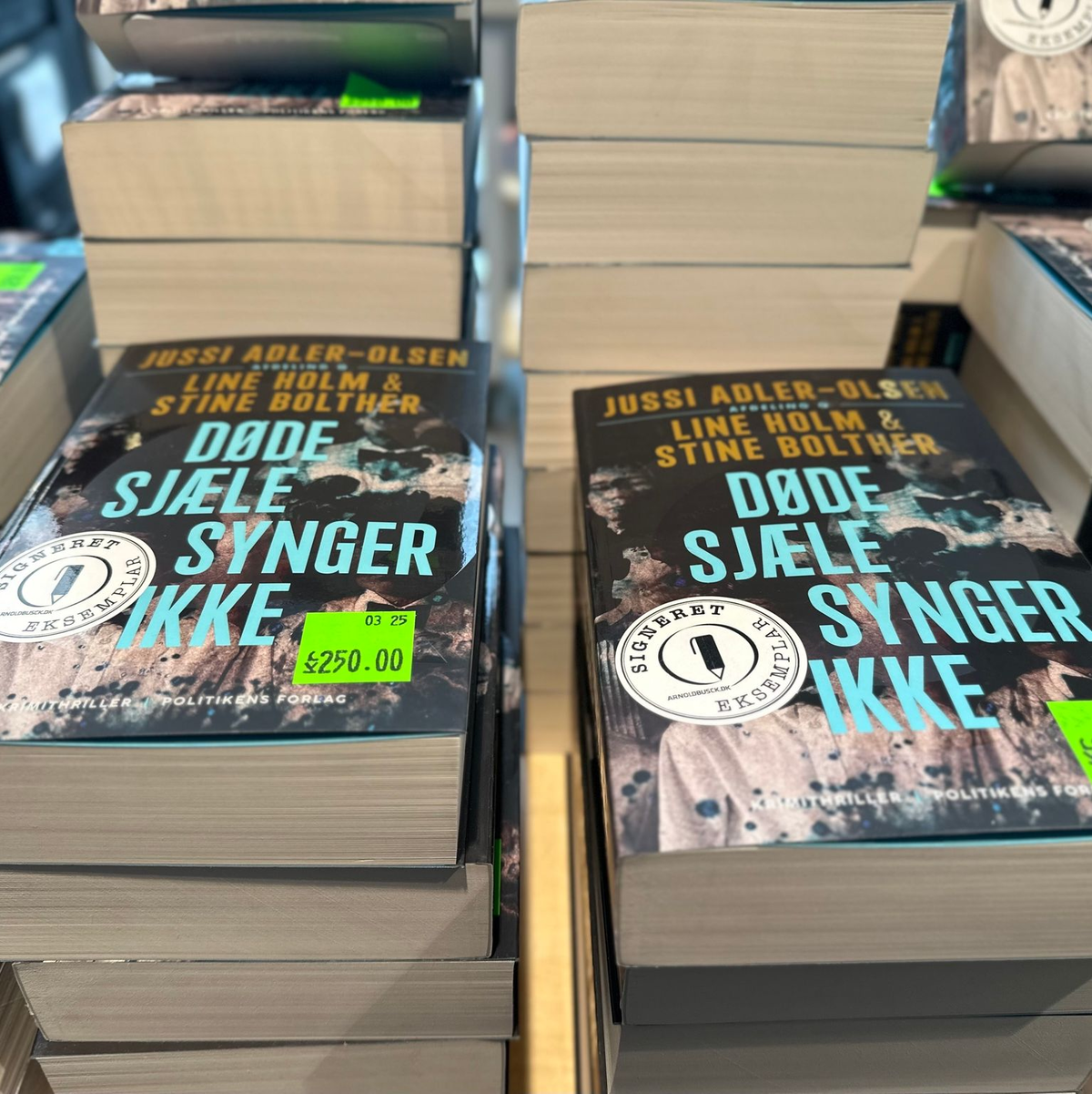 Das Autorinnen-Duo Line Holm (links) und Stine Bolther. - Foto: Steffen Trumpf/dpa