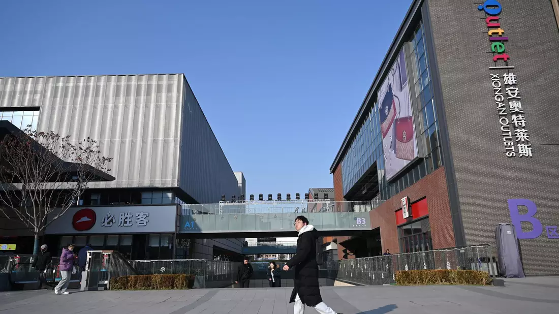 Der Stadtkern Xiong'ans mit seinem Einkaufszentrum wirkt eher schwach besucht. (Archivbild)  - Bild: Johannes Neudecker/dpa