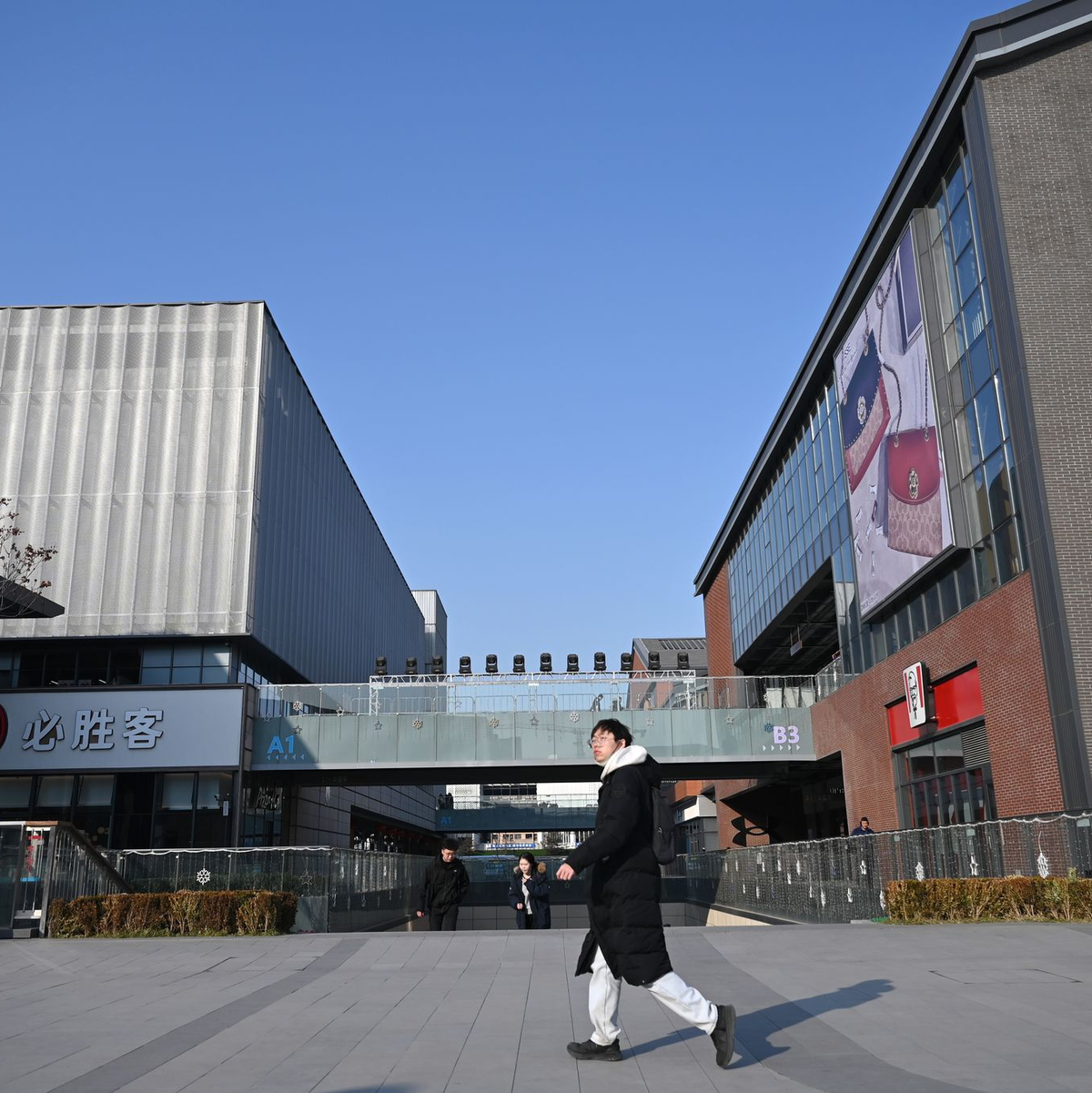 Der Stadtkern Xiong'ans mit seinem Einkaufszentrum wirkt eher schwach besucht. (Archivbild)  - Foto: Johannes Neudecker/dpa