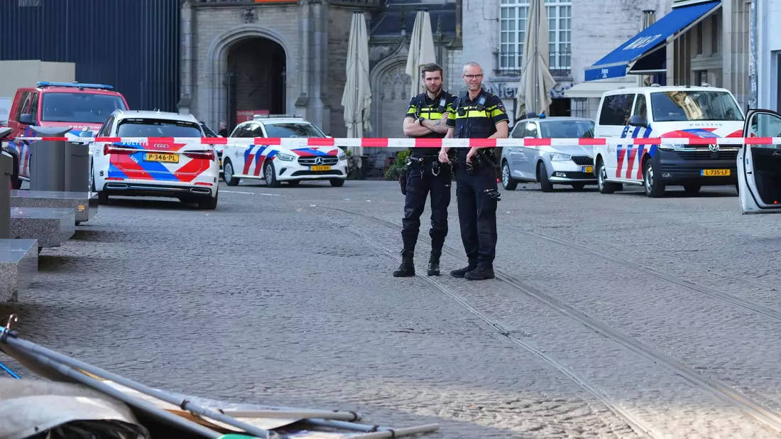 Zahlreiche Rettungskräfte eilten zum Ort des Geschehens.  - Bild: Peter Dejong/AP/dpa
