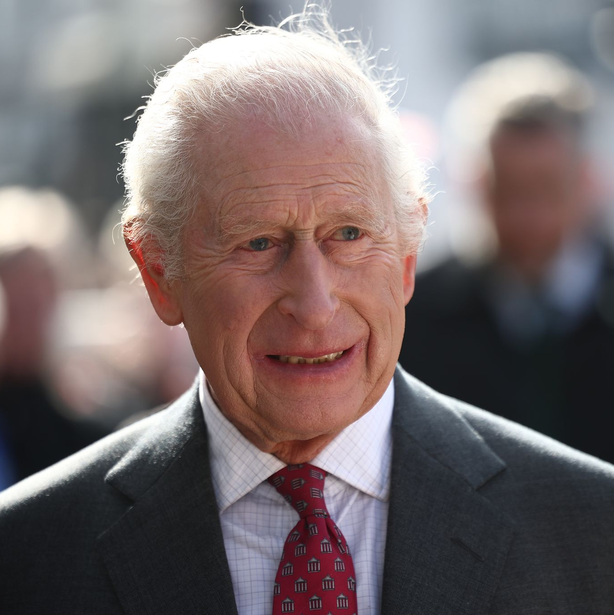 Trotz seiner Krebserkrankung nimmt der König seit Langem wieder fleißig Termine wahr. (Archivbild) - Foto: Henry Nicholls/PA Wire/dpa