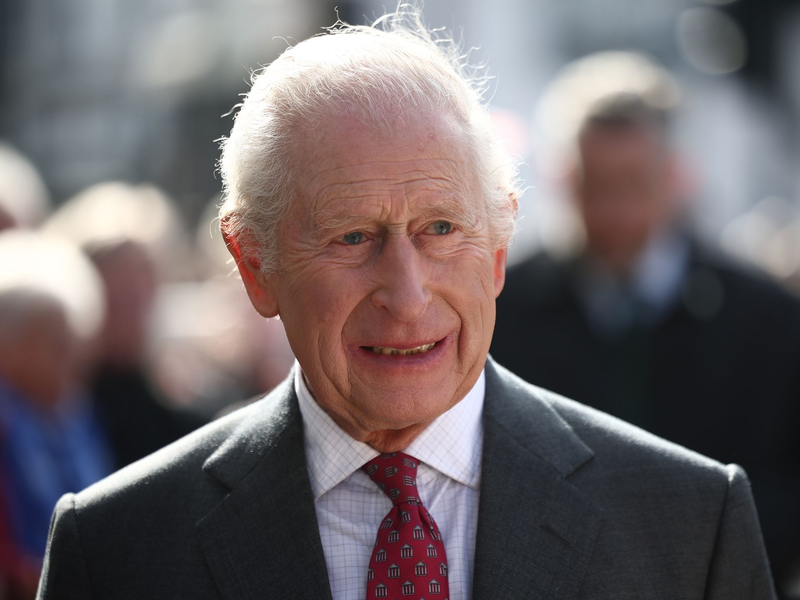 Der britische König Charles III. musste wegen Nebenwirkungen seiner Krebstherapie vorübergehend ins Krankenhaus. (Archivbild) - Foto: Henry Nicholls/PA Wire/dpa