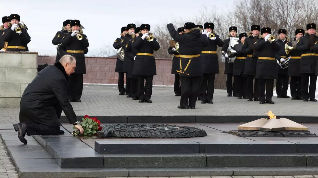 Putin - hier bei der Kranzniederlegung an einem Denkmal für gefallene Weltkriegssoldaten in Murmansk - sieht sich im Krieg gegen die Ukraine auf der Siegerstraße. - Bild: Vyacheslav Prokofyev/Pool Sputnik Kremlin/AP/dpa