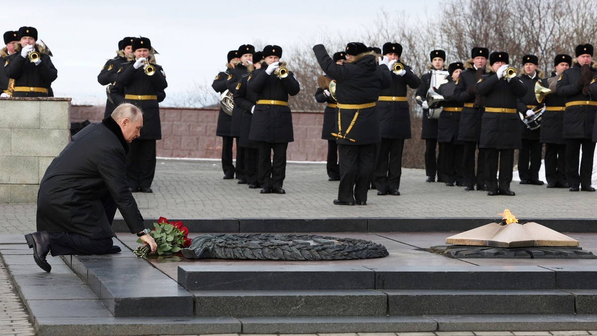Putin - hier bei der Kranzniederlegung an einem Denkmal für gefallene Weltkriegssoldaten in Murmansk - sieht sich im Krieg gegen die Ukraine auf der Siegerstraße. - Foto: Vyacheslav Prokofyev/Pool Sputnik Kremlin/AP/dpa