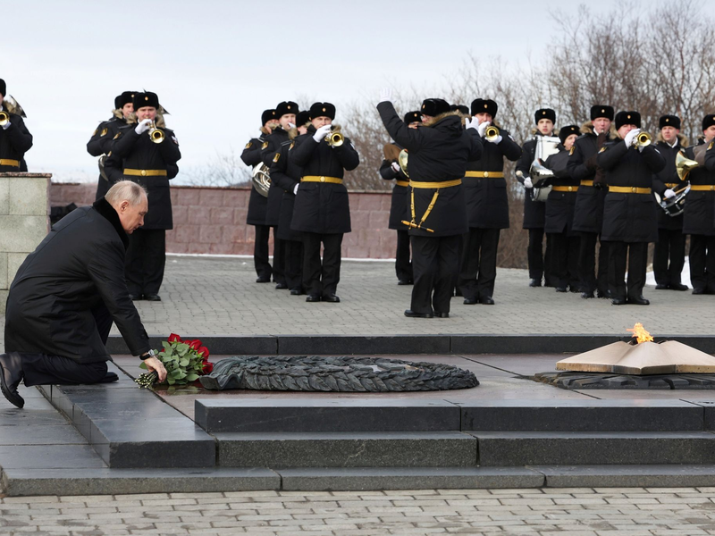 Putin - hier bei der Kranzniederlegung an einem Denkmal für gefallene Weltkriegssoldaten in Murmansk - sieht sich im Krieg gegen die Ukraine auf der Siegerstraße. - Foto: Vyacheslav Prokofyev/Pool Sputnik Kremlin/AP/dpa